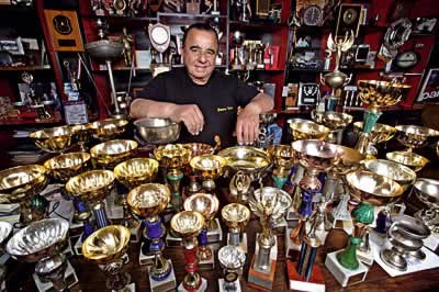 Don Juan Gac Soto junto a sus trofeos.